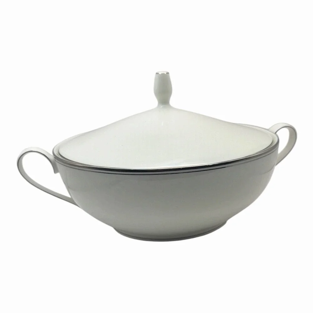 Mikasa Wellesley Covered Casserole Fine Bone China Platinum Trim VTG 8.5